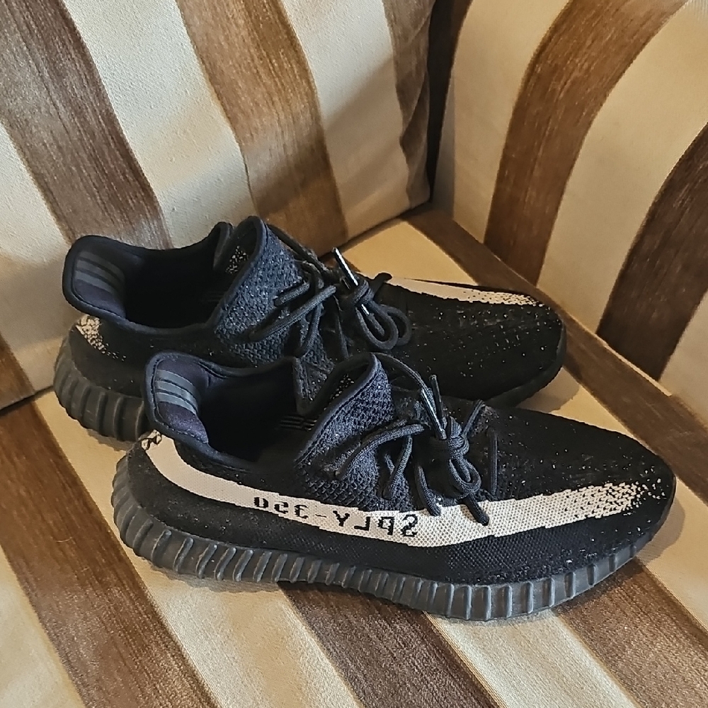 Adidas Yeezy Boost 350 V2 sneakers in the "Oreo" colorway (Core Black/Core White